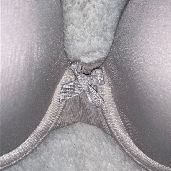 White comfy Victoria’s Secret t-shirt bra. - Picture 4 of 8